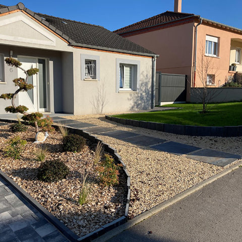 Aménagement des extérieurs autour d'une maison neuve, pavés, terrasse, plantation gazon, clôture, apres travaux - Paysagiste J2M3A