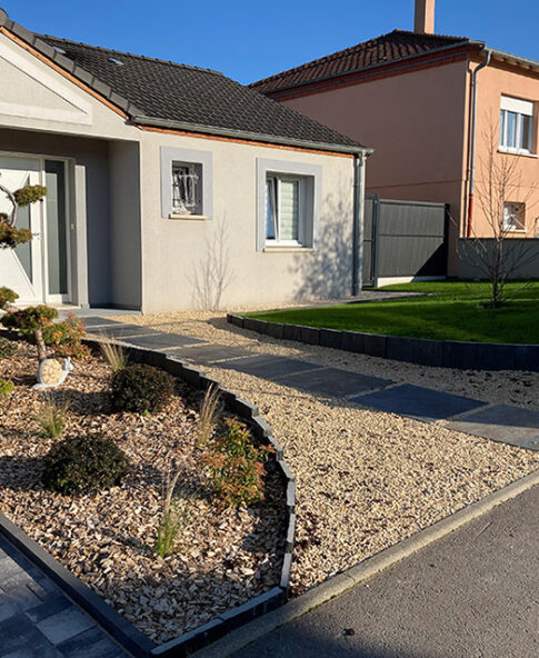 Aménagement des extérieurs autour d’une maison neuve, pavés, terrasse, plantation gazon, clôture