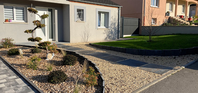 Aménagement des extérieurs autour d'une maison neuve, pavés, terrasse, plantation gazon, clôture, apres travaux - Paysagiste J2M3A