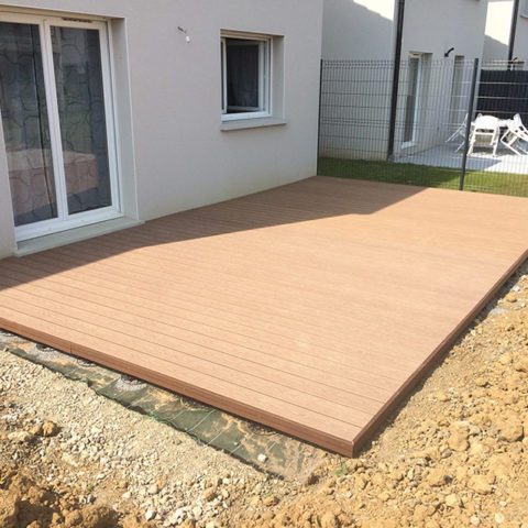 Réalisation d'une terrasse en bois composite - Paysagiste J2M3A