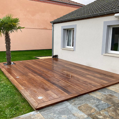 Réalisation d'une terrasse en bois exotique Cumaru, pose du gazon - Paysagiste J2M3A