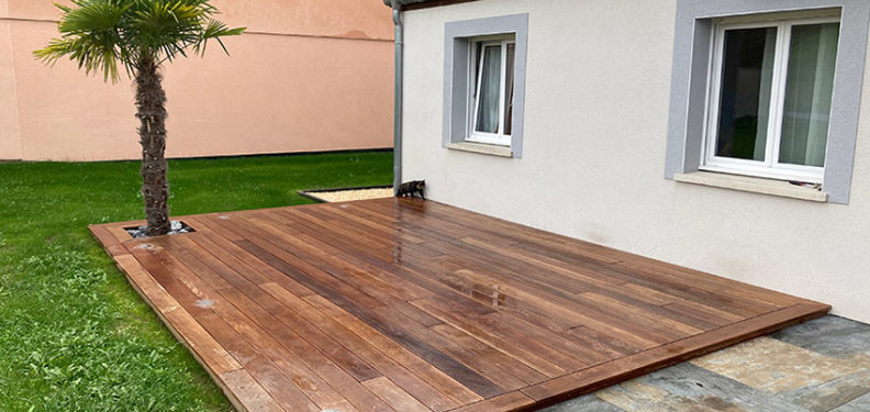 Réalisation d'une terrasse en bois exotique Cumaru, pose du gazon - Paysagiste J2M3A