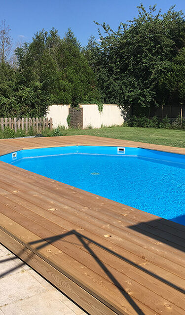 Réalisation d'une terrasse en bois mélèze en pourtour d'une piscine, finalisation - Paysagiste J2M3A