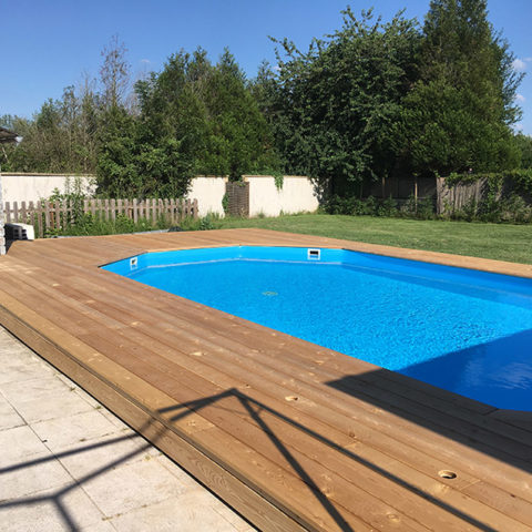 Réalisation d'une terrasse en bois mélèze en pourtour d'une piscine, finalisation - Paysagiste J2M3A