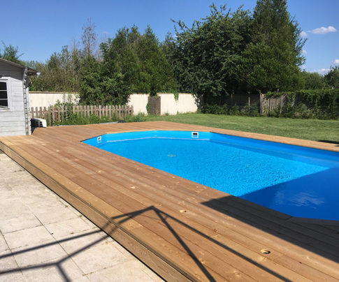 Réalisation d’une terrasse en bois mélèze en pourtour d’une piscine