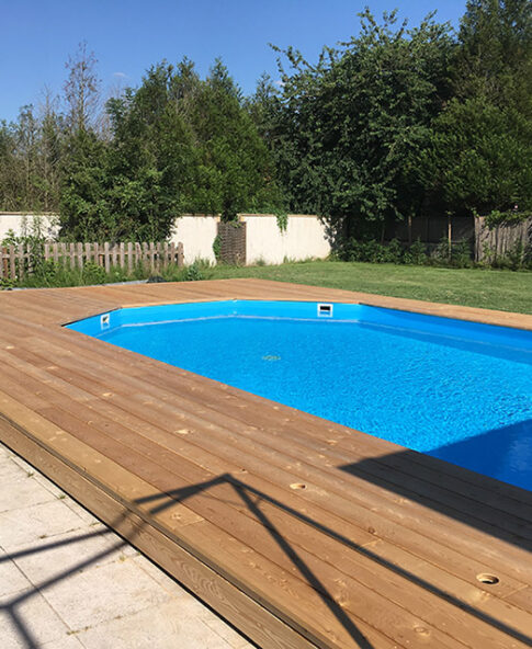 Réalisation d’une terrasse en bois mélèze en pourtour d’une piscine